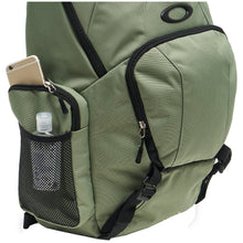 
                        
                          Load image into Gallery viewer, Oakley Blade Wet/Dry 30L Backpack
                        
                       - 4