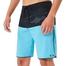 
                        
                          Load image into Gallery viewer, Oakley Cambo Block 19 Mens Boardshorts
                        
                       - 4