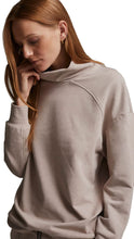 
                        
                          Load image into Gallery viewer, Varley Morrison Sphinx Womens Sweatshirt
                        
                       - 3
