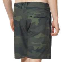 
                        
                          Load image into Gallery viewer, Oakley Hybrid Camo 19 Mens Shorts
                        
                       - 2