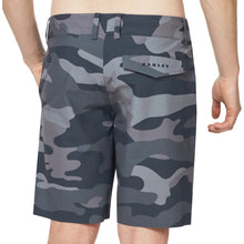 
                        
                          Load image into Gallery viewer, Oakley Hybrid Camo 19 Mens Shorts
                        
                       - 5