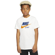 
                        
                          Load image into Gallery viewer, Nike Sportswear Detroit Boys Training T-Shirt - WHITE 100/XL
                        
                       - 1