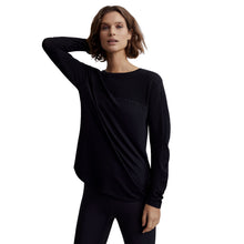 
                        
                          Load image into Gallery viewer, Varley Merrick Seamless Womens Tee - Black/L/XL
                        
                       - 1